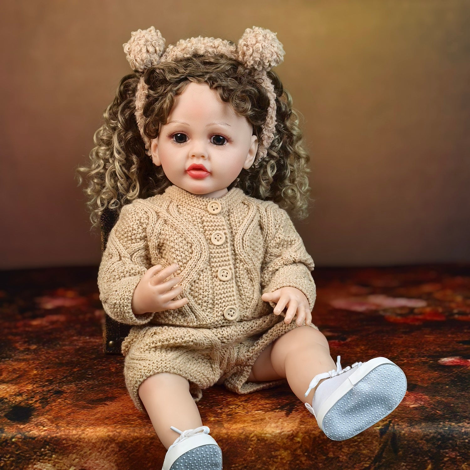 KEIUMI Clover doll's knitted shorts and white lace-up sneakers detail.